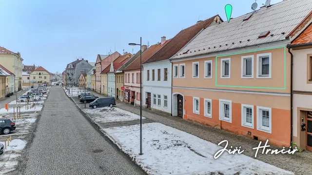 Хол; дървен под, естествена светлина, модерен стил