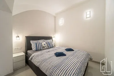 Хол; дървен под, естествена светлина, модерен стил, високи тавани