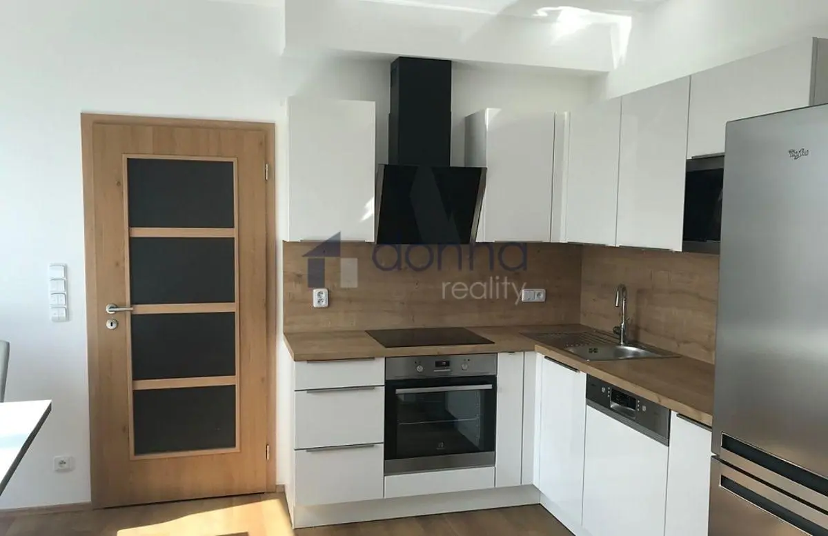 Living room; wood floor, natural light, modern style
