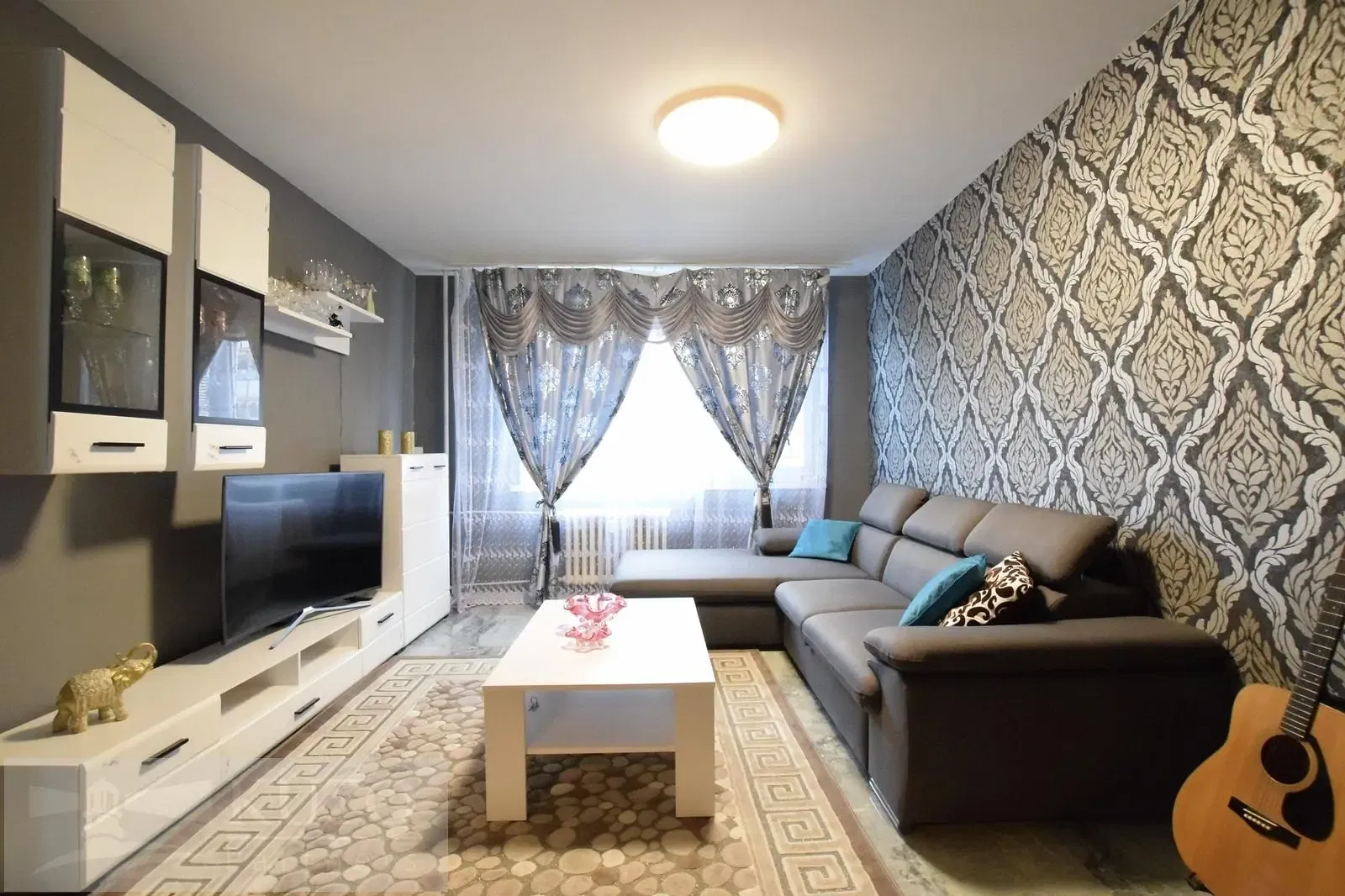 Living room; wood floor, natural light, modern style