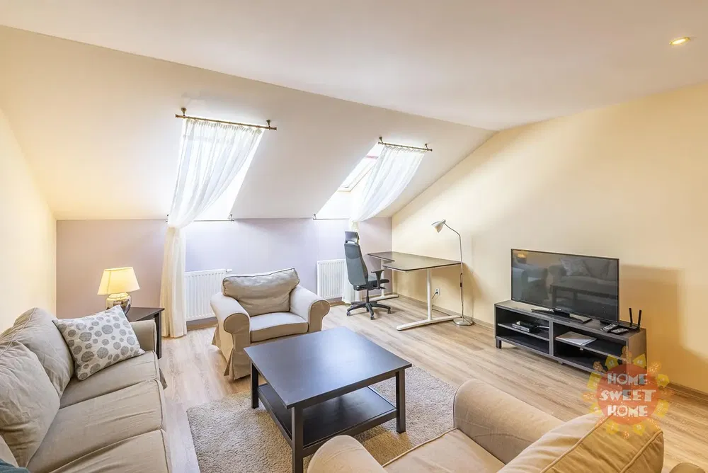 Σαλόνι; ξύλινο πάτωμα, φυσικό φως, μοντέρνο στυλ, ψηλά ταβάνια