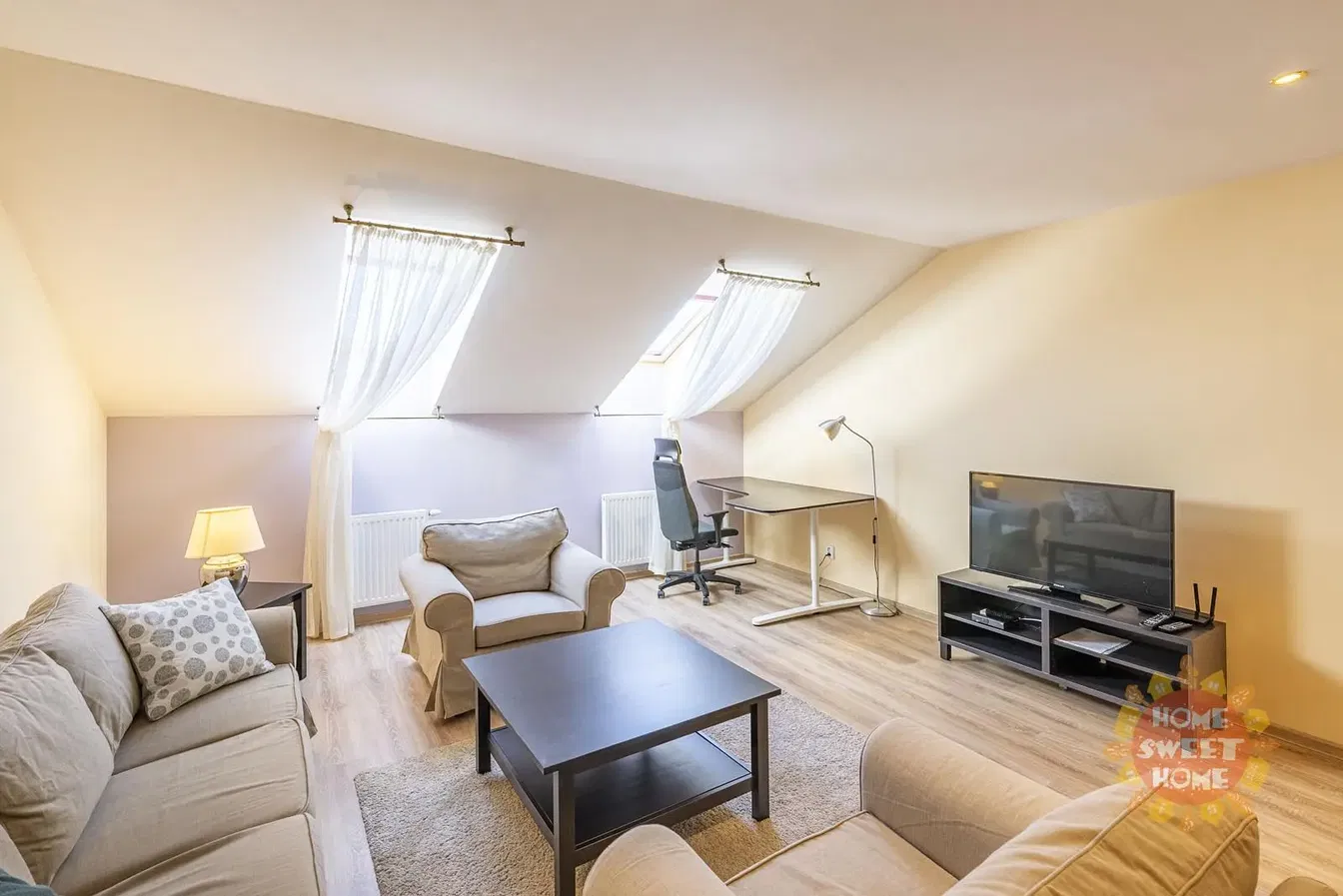 غرفة معيشة; أرضية خشبية, ضوء طبيعي, أسلوب عصري, أسقف عالية