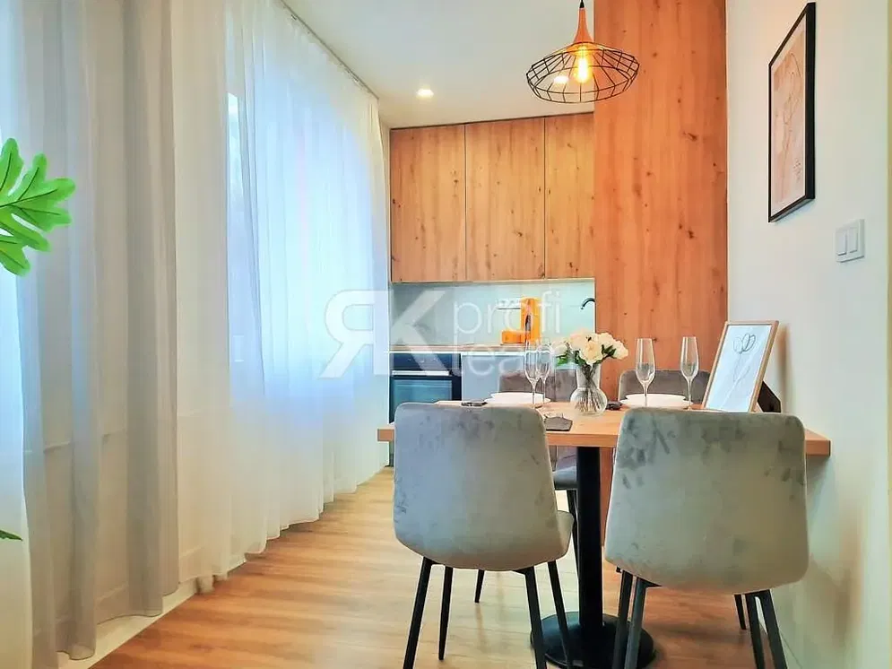 Küche; küchengeräte, fliesenboden, tageslicht, moderner stil