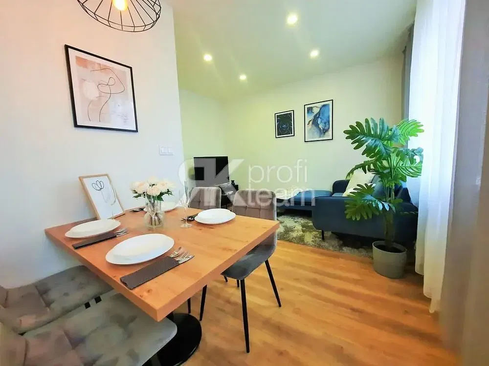 Wohnzimmer; holzboden, tageslicht, moderner stil