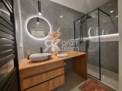 Wohnzimmer; holzboden, tageslicht, moderner stil