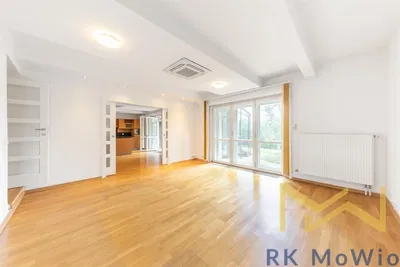 Salón; suelo de madera, luz natural, estilo moderno