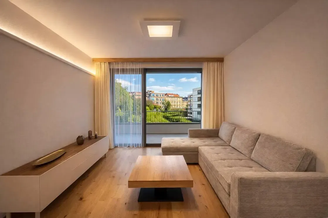 Кухня; кухненски уреди, дървен под, естествена светлина, модерен стил