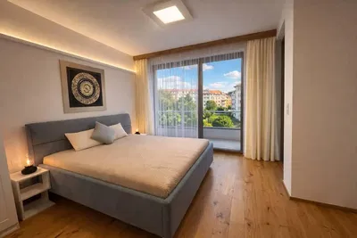 Хол; дървен под, естествена светлина, модерен стил