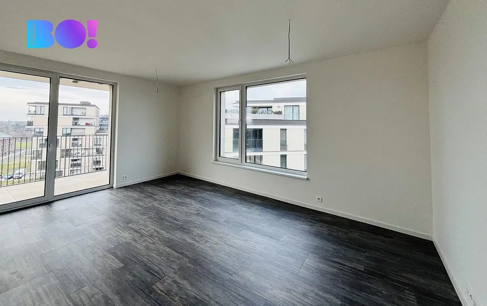 Salon; podłoga drewniana, światło dzienne, styl nowoczesny