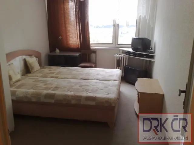 Хол; дървен под, естествена светлина, модерен стил