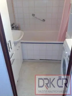 Хол; дървен под, естествена светлина, модерен стил