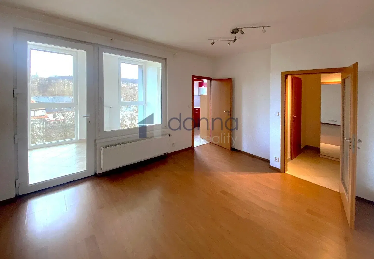 Salon; parquet, lumière naturelle, style moderne