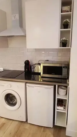 Keuken; keukenapparatuur, houten vloer, natuurlijk licht, moderne stijl