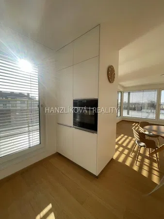 Kuchnia; sprzęt kuchenny, podłoga drewniana, światło dzienne, styl nowoczesny