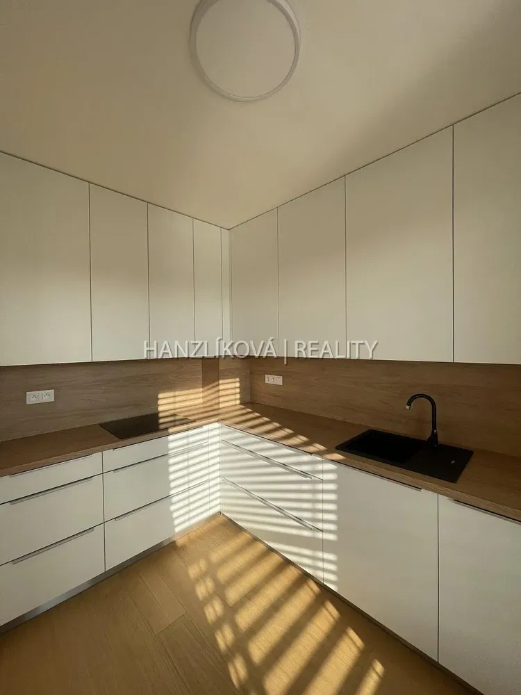 Sala de estar; chão de madeira, luz natural, estilo moderno