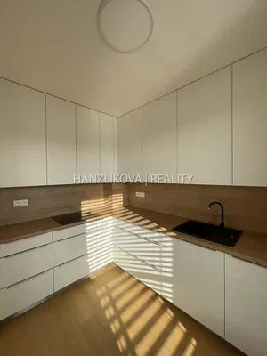 Sala de estar; chão de madeira, luz natural, estilo moderno