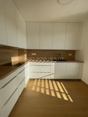 Sala de estar; chão de madeira, luz natural, estilo moderno