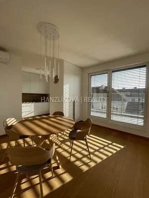 Sala de estar; chão de madeira, luz natural, estilo moderno