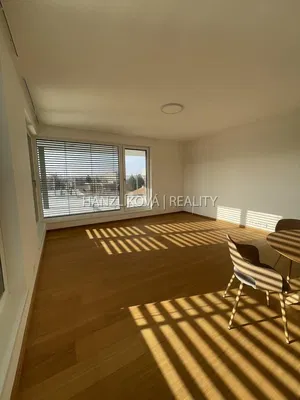Sala de estar; chão de madeira, luz natural, estilo moderno