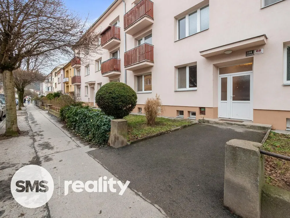 Living room; wood floor, natural light, modern style, high ceiling