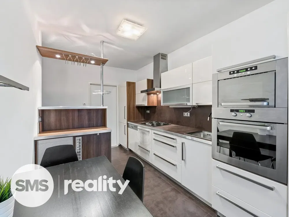 Living room; wood floor, natural light, modern style