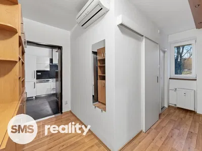 Living room; wood floor, natural light, modern style, high ceiling