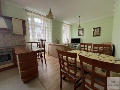 Woonkamer; houten vloer, natuurlijk licht, moderne stijl