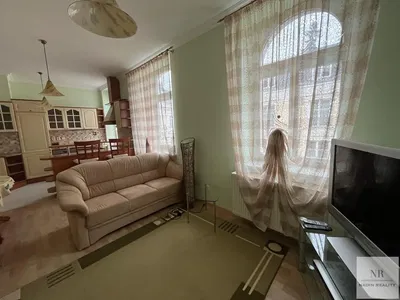 Woonkamer; houten vloer, natuurlijk licht, moderne stijl