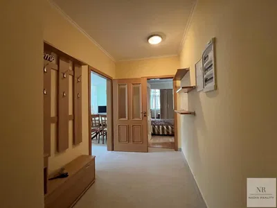 Woonkamer; houten vloer, natuurlijk licht, moderne stijl