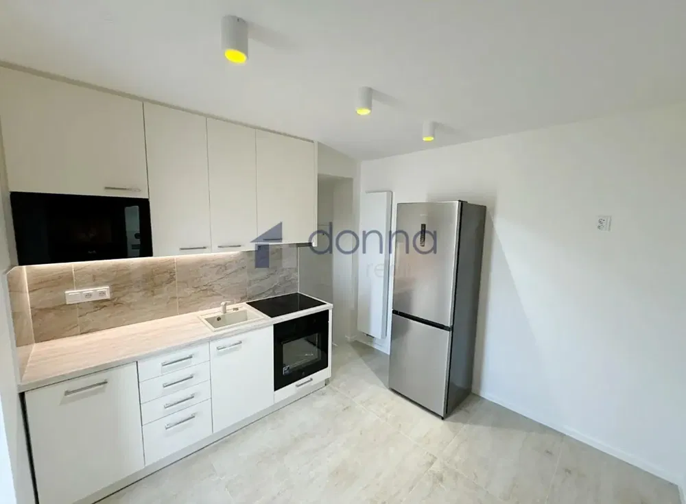 Living room; wood floor, natural light, modern style