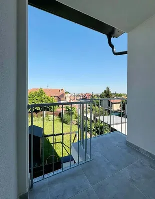 Living room; wood floor, natural light, modern style