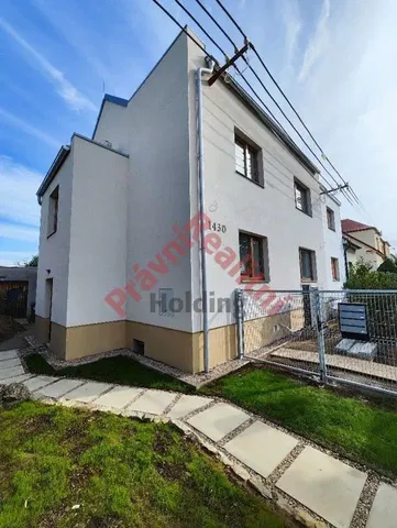 Хол; дървен под, естествена светлина, модерен стил, високи тавани