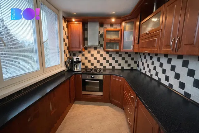 Salón; suelo de madera, luz natural, estilo moderno, techos altos