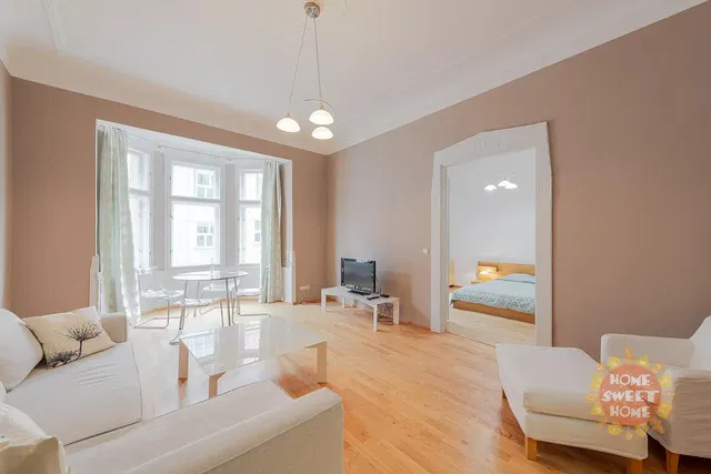 Living room; wood floor, natural light, modern style