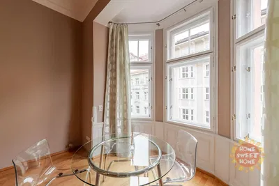 Хол; дървен под, естествена светлина, модерен стил