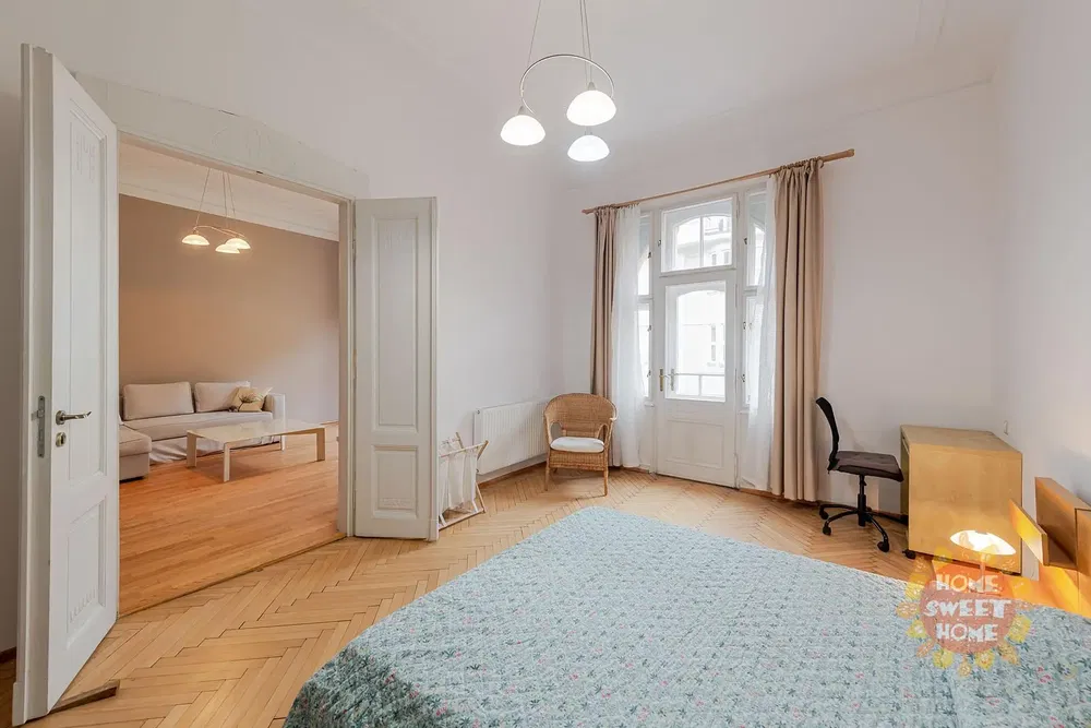 Хол; дървен под, естествена светлина, модерен стил