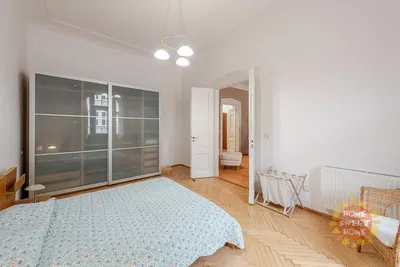 Хол; дървен под, естествена светлина, модерен стил