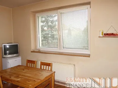 Кухня; кухненски уреди, дървен под, естествена светлина, модерен стил