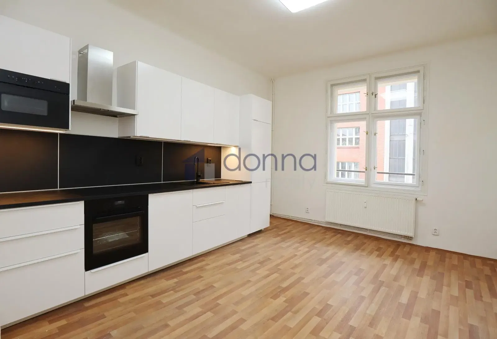 Obývací pokoj; dřevěná podlaha, přirozené světlo, moderní styl