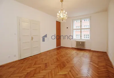 Obývací pokoj; dřevěná podlaha, přirozené světlo, moderní styl