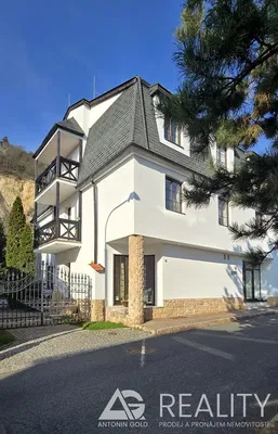 Sala de estar; chão de madeira, luz natural, estilo moderno
