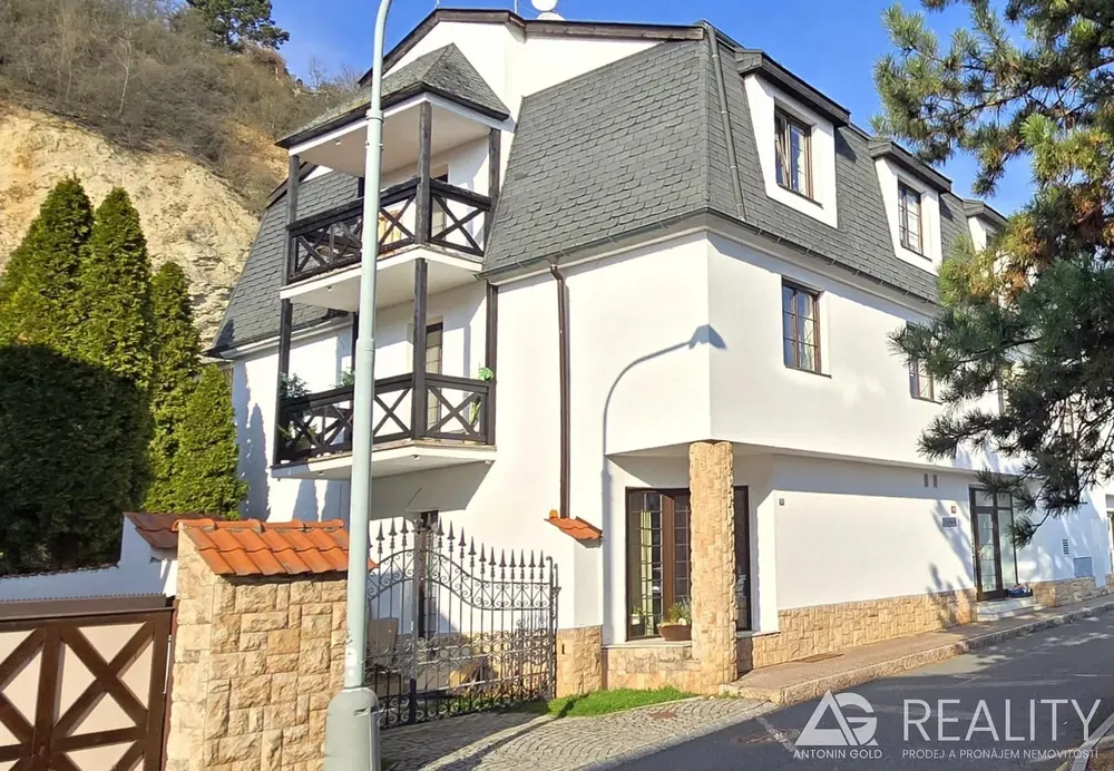 Sala de estar; chão de madeira, luz natural, estilo moderno
