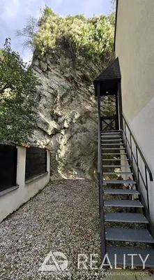 Sala de estar; chão de madeira, luz natural, estilo moderno, teto alto