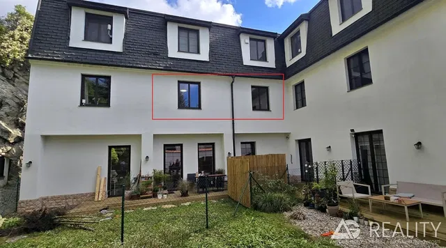 Σαλόνι; ξύλινο πάτωμα, φυσικό φως, μοντέρνο στυλ, ψηλά ταβάνια