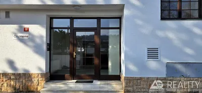 Living room; wood floor, natural light, modern style