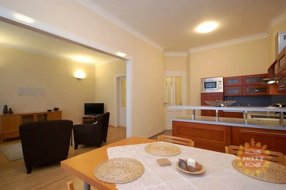 Obývací pokoj; dřevěná podlaha, přirozené světlo, moderní styl