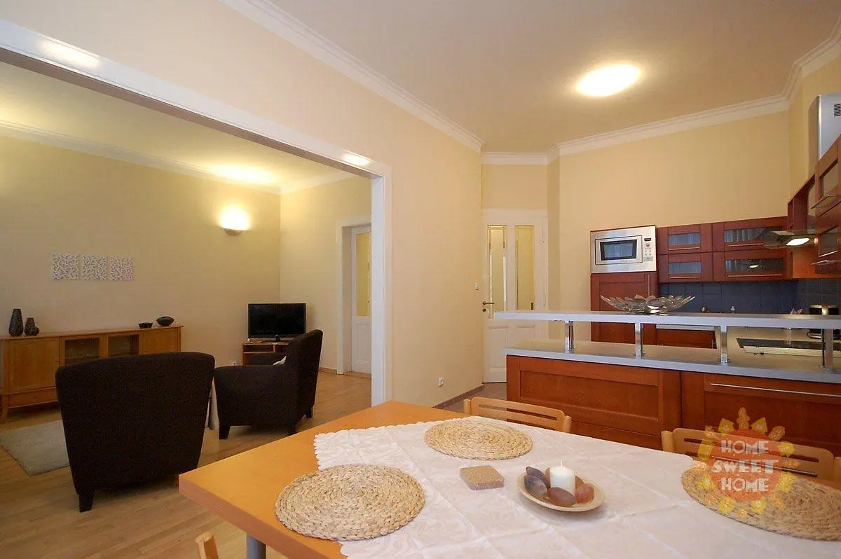 Obývací pokoj; dřevěná podlaha, přirozené světlo, moderní styl