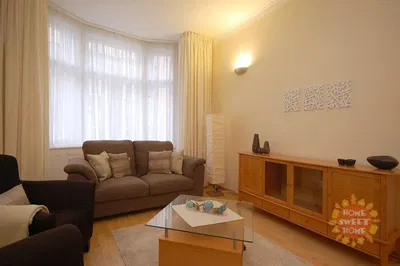 Kuchyně; kuchyňské spotřebiče, dřevěná podlaha, přirozené světlo, moderní styl