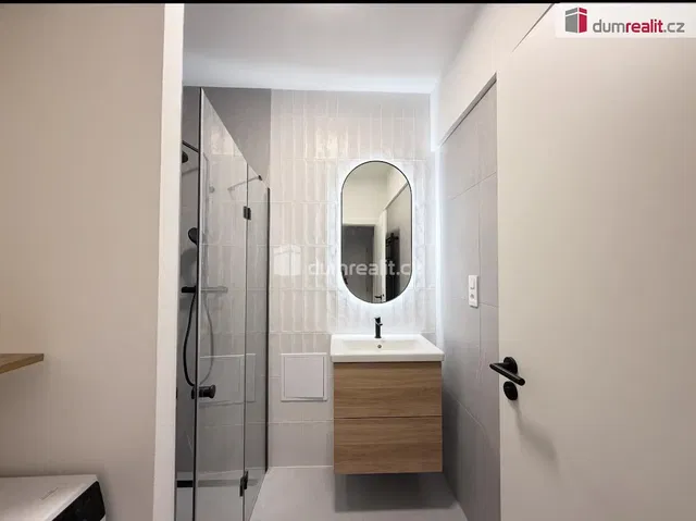 Salón; suelo de madera, luz natural, estilo moderno