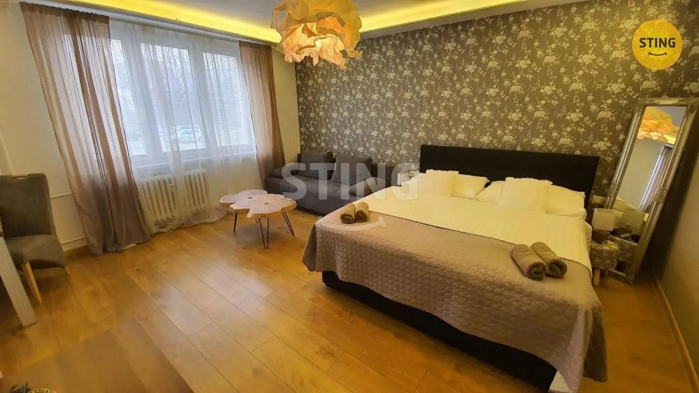 Salon; podłoga drewniana, światło dzienne, styl nowoczesny